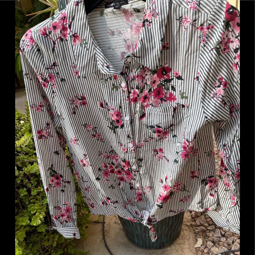 BeBop Be You. Be Free Ladies Blouse Gray/White Stripe Pink Delicate Flowers Sz L